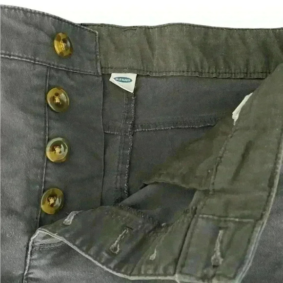 Old Navy Gray 4 button shorts Women’s Size 12 with 4 inch inseam Fit like 10 - Picture 5 of 6